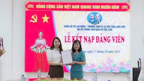 Chi bộ Trung tâm Dịch việc làm tổ chức lễ kết nạp Đảng viên mới